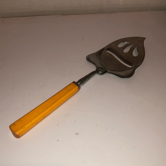 Vintage royal Cheese Slicer with Yellow Bakelite Handle - Picture 1 of 7